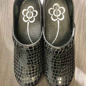 Sanita  size 8.5 like new clogs